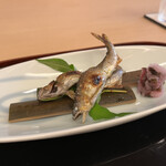 山玄茶 - 若鮎。怖い顔ほど美味しいのです！蓼の葉を齧りながら。