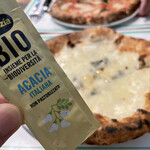 ア フェネステッラ - クアトロフォルマッジにはハチミツが付きます