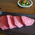 181976185 - 焼く前の肉をお披露目。