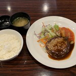 ガスト - 日替わりランチ ハンバーグドミソース&チキングリル野菜トマトソース、593円