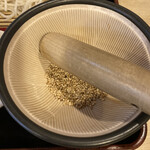 純白そば月山 - 蕎麦つゆは胡麻をすりおろして合わせます。