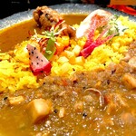 シナジー - 手前  週替わりCURRYの実山椒タラキーマ
            奥      開店当初からの定番のほろほろチキン 