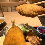 Yakitori Izakaya Pin - 「ミックスフライ定食」白身魚のフライ
