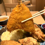 焼鳥 居酒屋 ぴん - 「ミックスフライ定食」アジフライ