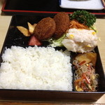 福栄食堂 - コロッケ弁当ご飯小420円
