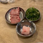 和牛焼肉大衆酒場 ホルモン博多春吉のじゃん横 - タン元