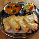 インド料理レストラン ムナ - Ｂランチ1188円　カレーやナンが選べます。一番人気はチーズナンのセットです。