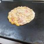 Okonomiyaki Suzu - おこのみ焼ミックス焼いています