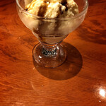 山本屋本店 - 黒蜜バニラアイス