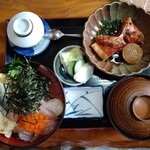 新田 - 金目の煮魚と海鮮丼のセット