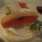 ル・ジュー・ドゥ・ラシエット  - 38℃で火入れしたサーモンのコンフィ