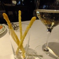ヴォーロ・コズィ - ここから→まず、グッリシーニはチーズのお味たっぷりで焼き立て♪
