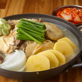 还提供从小吃到米饭等多种韩国菜。