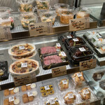 味工房 まんま紬 - 種類豊富な惣菜の数々