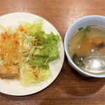 タイ東北酒場 ソムタムローンプレーン - ランチサラダとスープ