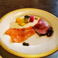 洋食 つばき - 富士山スモークサーモンと飛騨牛ローストビーフ