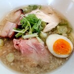 麺屋 一八 - 背脂チャッチャ系病みつきねぎチャーシュー麺(煮玉子1/2入り)♪