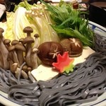 優湯庵 - 白菜、深ネギ、えのき、しめじ、椎茸、豆腐、山里竹炭うどん