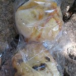 マカディ - 上：コショウとチーズとコーンの／下：チョコチップとヘーゼルナッツの