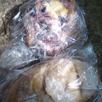 マカディ - 上：ブルーベリーとクリームチーズの／下：クルミパン