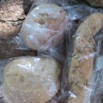 マカディ - 左上：豆パン／左下：脳に効く田舎パン／右：棒パン