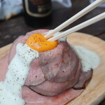 奥多摩リバーサイドカフェ awa - ボルケーノの卵黄をお箸でプスっと割ります