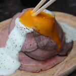 奥多摩リバーサイドカフェ awa - すると黄身がトロ～っと垂れます