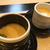天然うなぎ しま村 - お重箱の茶碗蒸し 黒い方が天然鰻の茶碗蒸し