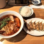 笑仁。 - 旨辛マーラー刀削麵　餃子セット