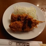 レストランカミヤ - 串カツにソースをかけました。