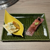 近江うし焼肉 にくTATSU 渋谷店 - サーロインの炙り寿司・本日の前菜1種
