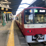 まるいち食堂 - この電車に乗って帰ります。泉岳寺駅行きかな。