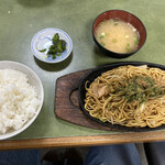 日の出 - そば焼き定食（ぶた）