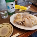 Yakiniku Shokudou Seisuien - 前菜代わりに注文した豚足。コレがいきなり旨いので、車で言えば最初からエンジンはレッドに！