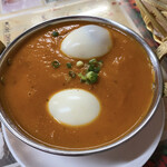 ナマステ・ネパール・インドレストラン - 茹で卵が半分になったのがのってます。