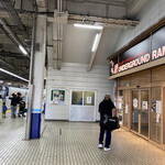頑者 アンダーグラウンドラーメン - 東武東上線電車が入線するホームにある店舗