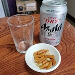 温州軒食堂 - 缶ビール。柿の種がついてきた。