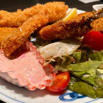 鮮菜魚 早瀬 - ランチ：まぐろカツ＋海老フライ＋アジフライ盛合わせ→裏側、下まで野菜たっぷり