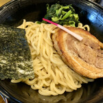 Ryuugagotoshi - 麺は中太緩いウェーブ。炙り焼豚が美味い。