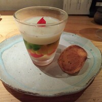 鳥恵 上野広小路店 - 先付：夏野菜ゼリー寄せにヴィシソワーズを乗せて&自家製ポテチ。 ゼリー寄せが固い……もっとギリギリの緩さにしないと。野菜に味を含ませてないのも芸が無い。ラタトゥイユを寄せるとかして欲しいな。