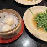 Precious ONO HAKATA - エビ餃子は普通。青菜の香味炒めはおいしい！
