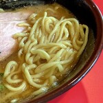 横浜ラーメン 斎藤家 - 酒井製麺の中太麺。