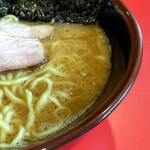 横浜ラーメン 斎藤家 - 全体のバランスがいいスープは醤油感は強め。