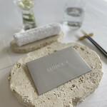 シルー - 石の上にメニューがのっています