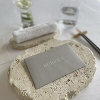 シルー - 石の上にメニューがのっています