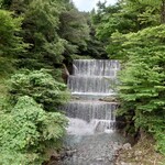 Miorine No Yado Sansuisou - 温泉街に滝、出現♪ちなみにこれと似た滝が山水荘の６階露天風呂から見えます!なかなか圧巻でした!