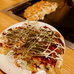 うまかもん - お好み焼きベースに豚肉とそばトッピング