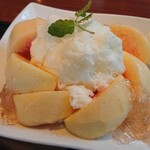茶蔵 - 台湾かき氷  生の桃一個分と、ジュレで彩られた、ミルクの氷です  溶けるとアイスクリームみたいな食感  美味しいです❤️