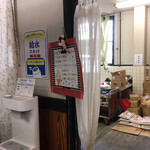 特産館ささやま　味の郷土館 - レジでソフトをオーダーしたら、店舗内のここで受け取ります。