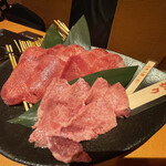 Hidagyu U Ittougai Yakiniku Akariya - 薄切り牛タンと厚切り牛タン